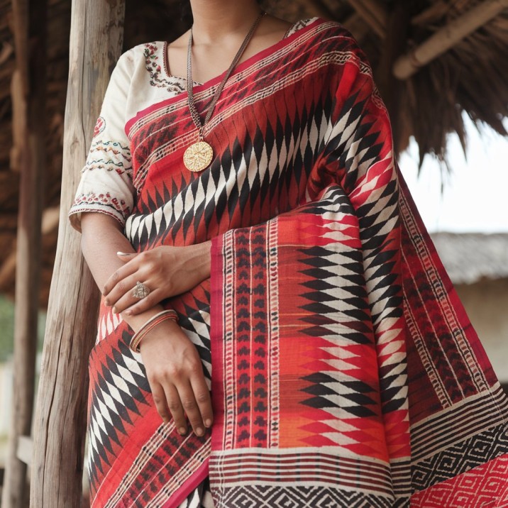 Ideas To Pair with Your Dongria Saree